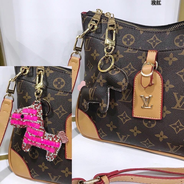 ブランドキーホルダー着用イメージ